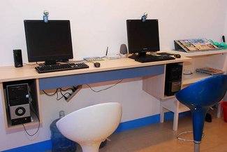 一樓大廳公用電腦可上網