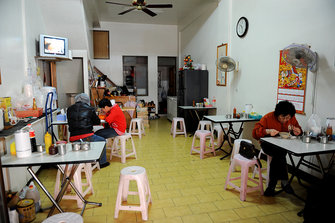 店內傳統小吃店用餐空間的氛圍