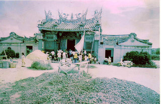 大廟前的戲台正在進行工程那年所拍攝， 可以大致看出當時大廟的形貌。資料來源：花宅聚落保存協會提供