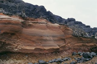 被風化的赤嶼岩壁呈現出層狀節理