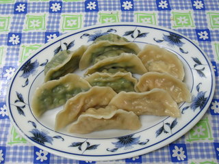 韭菜水餃(綠)及高麗菜水餃(白)，肉餡鮮美