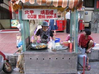 除了QQ蛋，攤子上頭也有賣燒酒螺跟炸肉狗