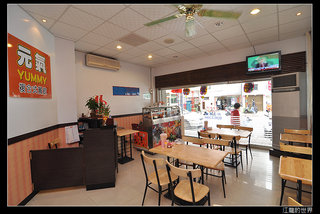 澎湖元氣YUMMY複合式餐飲-店內的空間為長條形的空間，有冷氣、電視與雜誌也有免費的紅茶可以喝