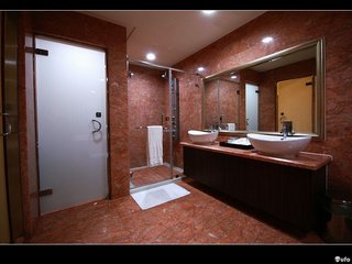 總統套房：淋浴間左側為廁所。