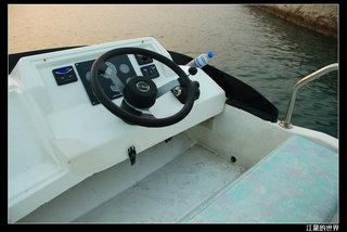 得意遊艇的船頂的駕駛座，可以讓遊客體驗一下開船的感覺喔