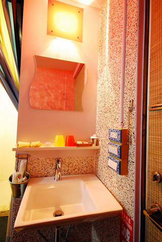 洗石子的壁面讓浴室看起來典雅有古風