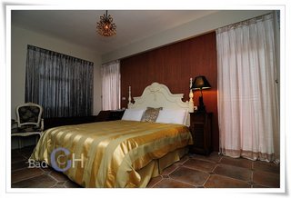 VIP2號房內部實景,房間內採用了高級的緞面床單