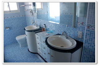 藍色小磁磚拼湊的浴室很有海洋味道