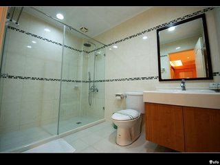 尊爵套房：寬大的浴室空間，採乾濕分離。