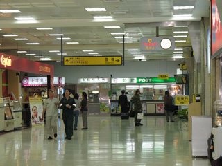 小港機場內部，有郵局、台灣銀行、咖啡廳等設施