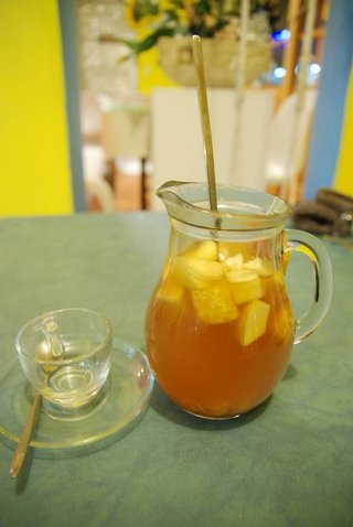 水果茶，先以水蜜桃熬煮，加上8種當季水果，酸中帶甜，保證喝不膩！