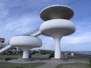 風櫃海岸造型特殊的涼亭，共有兩層，以前是八卦亭，這是改建後的，站長都叫他UFO涼亭