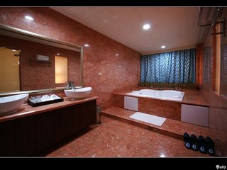 總統套房：夜間版的浴室空間。