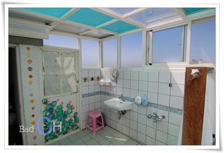 和室套房的衛浴間使用了透明天花板