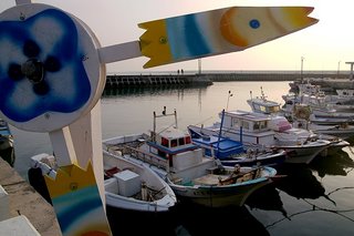 通梁碼頭停泊的漁船數在澎湖漁業活動漸漸凋零的今日，已經算是數量甚多，還保有漁村風貌