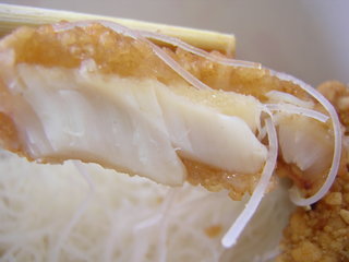 香亭土魠魚羹的魚肉塊即使外皮已經炸得酥酥的，可是魚肉本身看起來還是白嫩新鮮，絕對不是一般炸魚乾扁的魚肉
