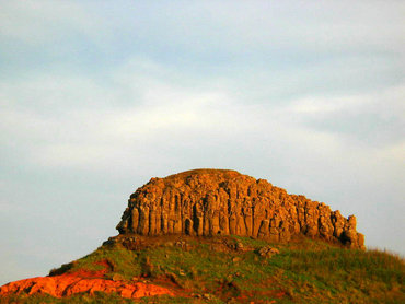 這一張照片把牛心山上半部的玄武岩拍得更清楚