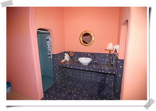 衛浴設備，浴室及廁所採分離式，精緻的水槽、造型小檯燈及青蛙飾品很有質感吧！(102)