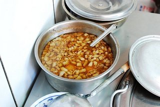 整鍋的滷肉湯汁可以看到滿滿一小塊一小塊的滷肉塊
