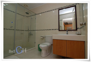 尊爵套房：浴室很寬大，採乾濕分離。