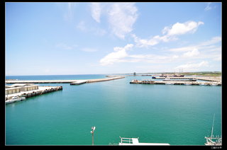 澎湖龍門渡假村-面海的房間，打開窗戶就可以看到前方的龍門港口與一望無際的天空