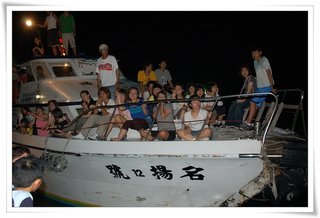 名揚快艇上觀賞漁船捕撈丁香的遊客