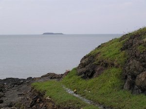 青螺沙灘尾端高地遠眺東海諸島，照片中的海上島嶼為員貝嶼