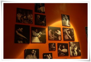 牆壁上有個個爵士樂手的照片
