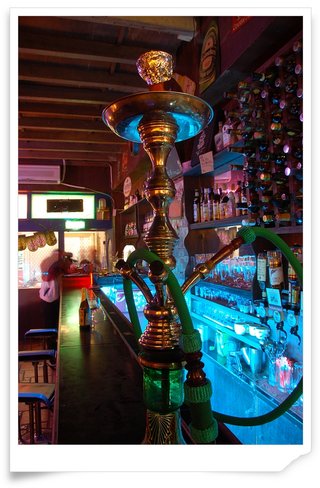 埃及水煙的煙壺，高挑而富有曲線的瓶身，外觀上非常具有美感