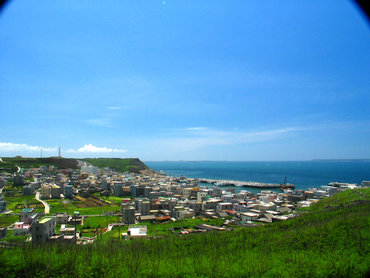 這就是夏季從山頭鳥瞰外垵村的景色，是不是感覺迷人多了