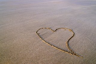 愛情曾可貴，但是這一張照片是想說明這裡的沙灘退潮時有多平坦多細緻