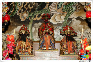 明新宮主祀文衡聖帝(後)、李府千歲(中)、池府千歲(右)、朱府千歲(左)