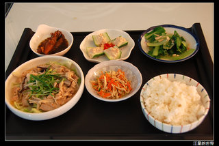 朵拉輕食的套餐包含一個主菜還有四個配菜與一碗飯還有湯跟飲料喔