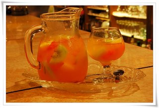 甜甜的冰水果茶，整整一大壺內有著各式新鮮水果，色調柔軟甜膩