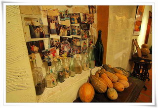 穿廊上的裝飾：老照片，沙瓶以及澎湖旱地上常種植的瓜果，盡是澎湖記憶
