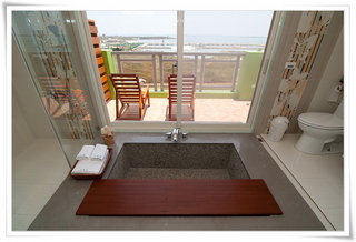 貝殼灣雙人房內有著超大的觀景浴缸