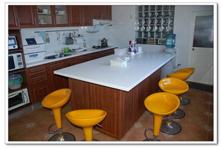 現代感十足的廚房與用餐空間