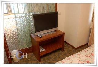 寶華飯店更新房間內的電視為LCD