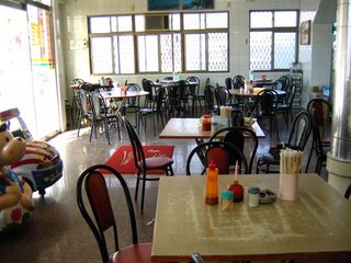 金鎖港小吃店內用餐空間