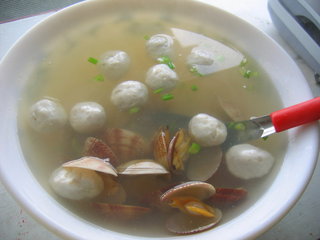 大蛤魚丸湯。大蛤是澎湖名產之一，用來煮湯、炒九層塔都非常美味