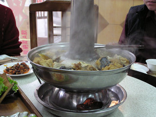 熱騰騰的砂鍋魚頭湯頭濃郁，魚肉滑嫩，要碗白飯會非常好下飯