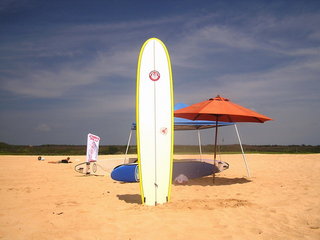 遮陽棚，旗幟，立起來的衝浪板，一整個就是很國外渡假沙灘的感覺
