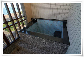 衛浴區外的陽台有戶外石砌澡池泡澡