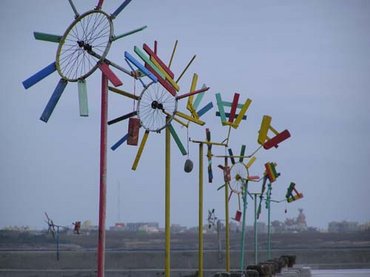 車輪造型是石泉風車碼頭最主要的風車設計款式，在這裡反而看不到天人菊造型的風車