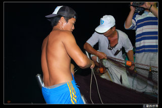 新來發夜釣小管-小鐵會跟大家介紹下網的過程與知識，讓大家瞭解過去澎湖漁夫抓小管的方式