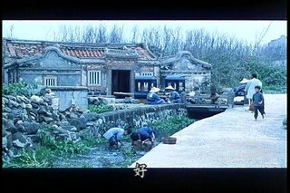 圖片中的畫面是擷取至電影桂花巷，畫面中就是池西村的古厝，畫面中的水溝，是以前副站長smilelong常常去玩水的地方，但是現在已經蓋起來了
