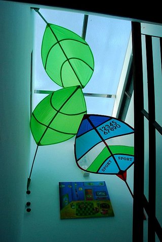 通往樓頂觀星房的樓梯，天窗投射下的光線輝映在五彩的葉形傘面上