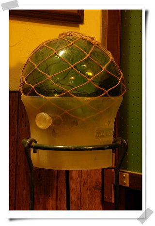 這個玻璃球是早期澎湖漁民用來做浮標的捕魚器具，像這麼大的玻璃球，現在已經少見，中正路尾端有一家藝品店亦在店外掛了幾顆差不多大的玻璃球作為裝飾品