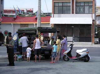 在澎湖，鄉下村落每天都會有商販開著車子兜售各類商品，其中又以食物為大宗，這一日遇到的是來賣麵包的，通通十塊錢