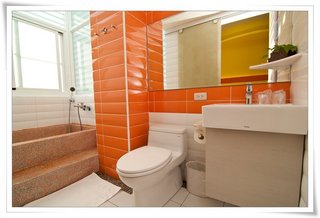 衛浴間承襲了一貫的活力色系還有觀星浴缸可泡澡唷